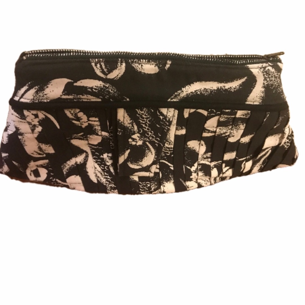 ♥️Unique canvas blk/wht clutch bag